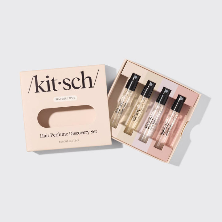 Boîte ouverte du coffret découverte KITSCH avec quatre vaporisateurs de parfum pour cheveux format échantillon : Warm Sugar, Pistachio Latte, Sheer Violet et Amber Shores.