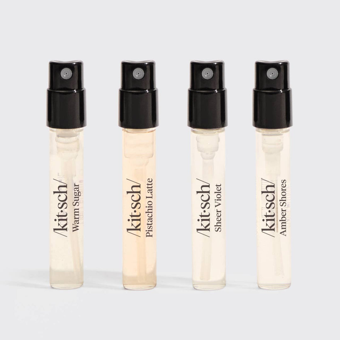 Quatre échantillons de parfums pour cheveux KITSCH alignés sur fond blanc : Warm Sugar, Pistachio Latte, Sheer Violet et Amber Shores.