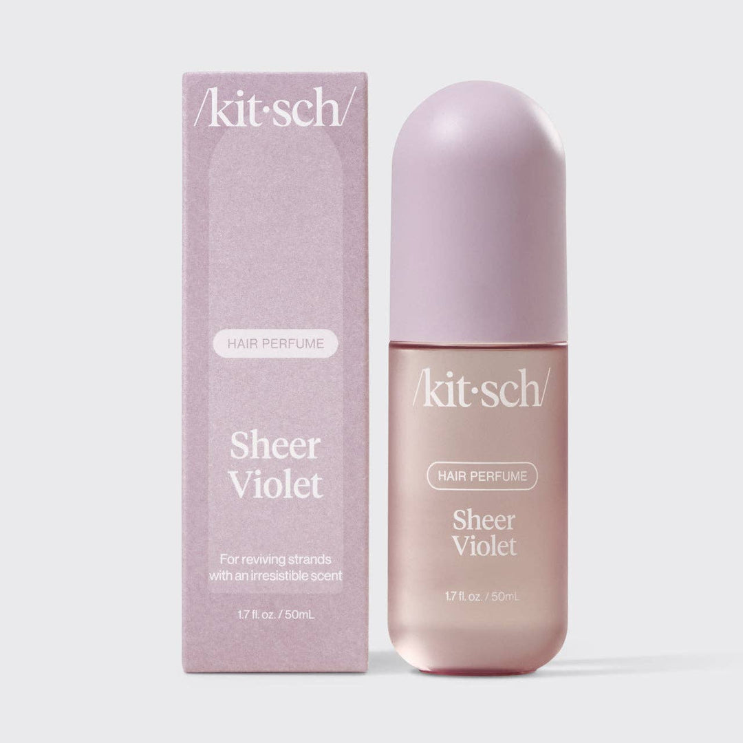 Flacon de parfum pour cheveux KITSCH Sheer Violet accompagné des notes de framboise, violette, iris italien et muscs doux, sur fond minimaliste.