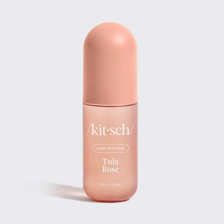 Flacon du parfum pour cheveux KITSCH Tula Rose 50 ml sur fond blanc. Parfum capillaire floral aux notes de rose, freesia et vanille dans un flacon rose givré.