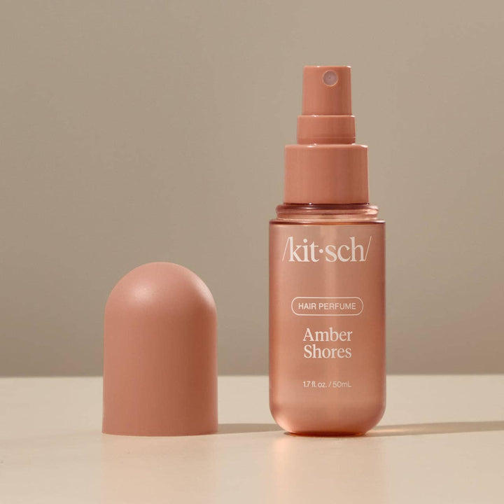 Parfum pour cheveux KITSCH Amber Shores 50 ml entouré de sel marin, bois flotté, corail et pierres naturelles évoquant une fragrance marine, boisée et ensoleillée