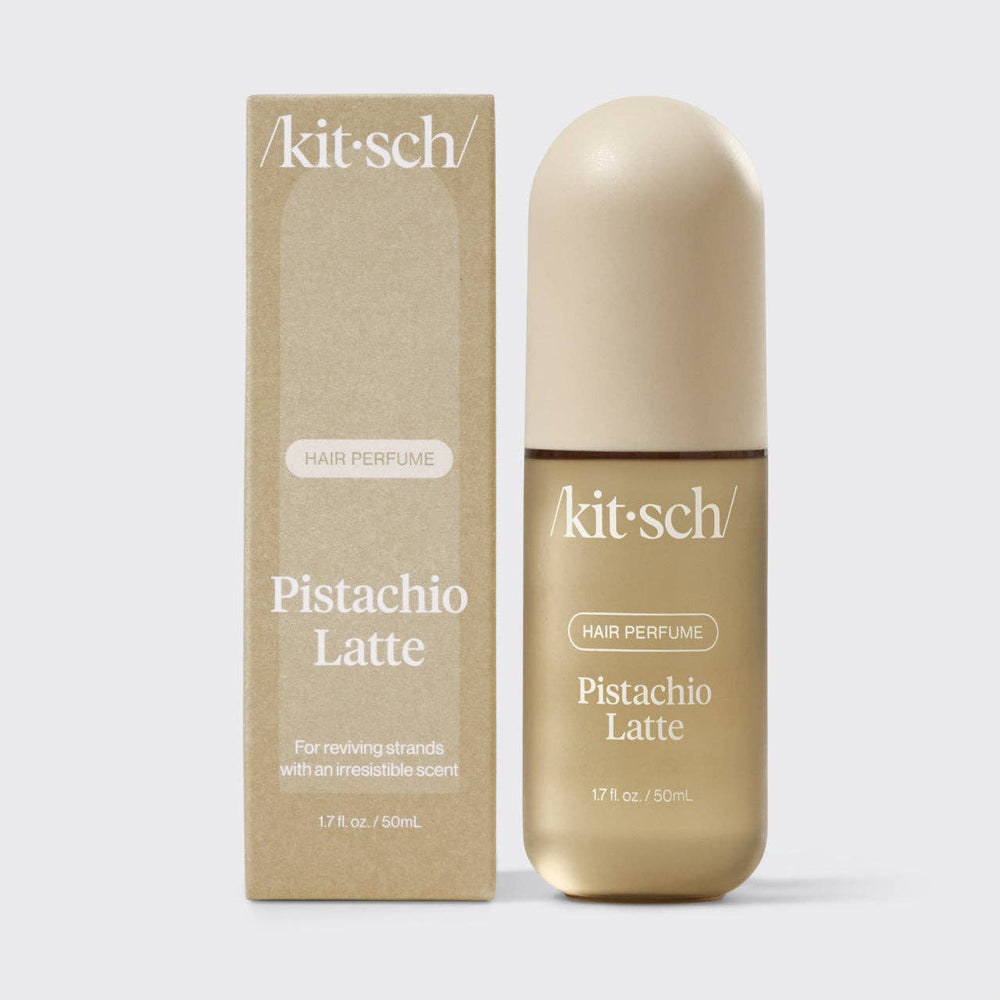 Parfum pour cheveux KITSCH Pistachio Latte 50 ml avec son emballage beige sur fond blanc. Flacon élégant au fini givré, parfum capillaire gourmand à la pistache et au latte.