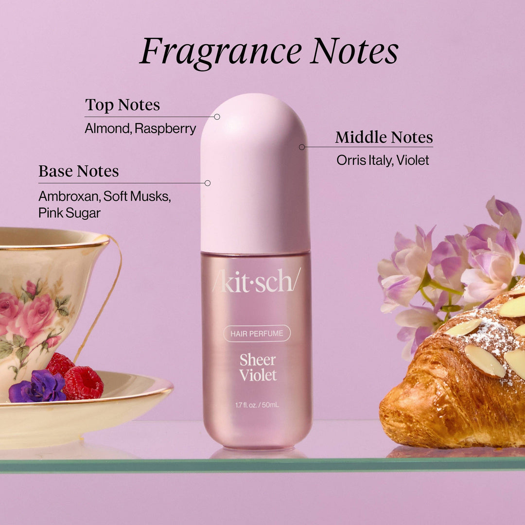 Parfum pour cheveux KITSCH Sheer Violet 50 ml dans un flacon rose poudré avec capuchon lilas, présenté avec son emballage assorti sur fond clair. Fragrance capillaire florale et fruitée aux notes de violette, framboise et musc doux.