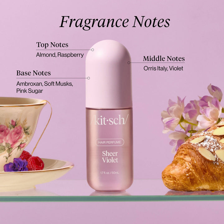 Parfum pour cheveux KITSCH Sheer Violet 50 ml dans un flacon rose poudré avec capuchon lilas, présenté avec son emballage assorti sur fond clair. Fragrance capillaire florale et fruitée aux notes de violette, framboise et musc doux.