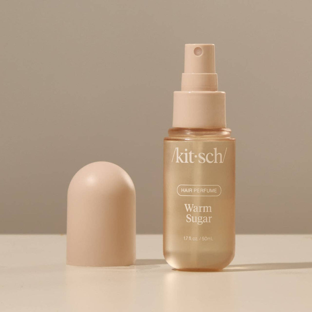 Parfum pour cheveux KITSCH Pistachio Latte 50 ml avec capuchon retiré révélant le vaporisateur. Flacon beige élégant conçu pour une application facile et uniforme sur les cheveux.