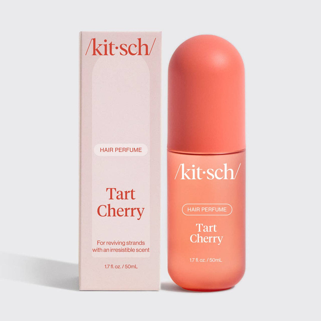 Parfum pour cheveux KITSCH Cerise Acidulée 50 ml avec son emballage rose sur fond blanc. Flacon rose givré au design minimaliste, parfum capillaire gourmand à la cerise.