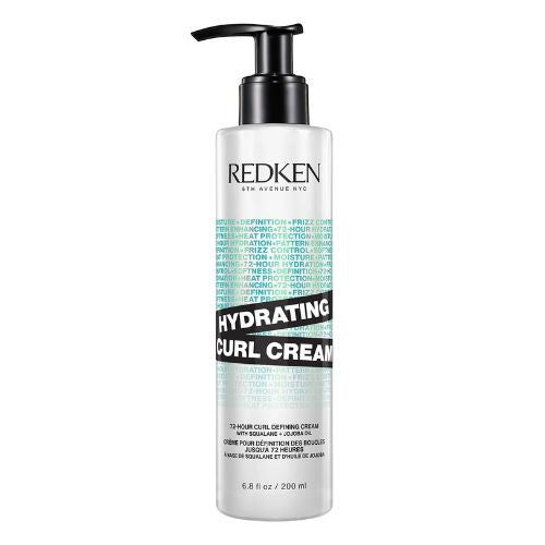 Flacon pompe REDKEN Hydrating Curl Cream 200 ml blanche avec pompe noire pour définir et hydrater les cheveux bouclés sur fond blanc