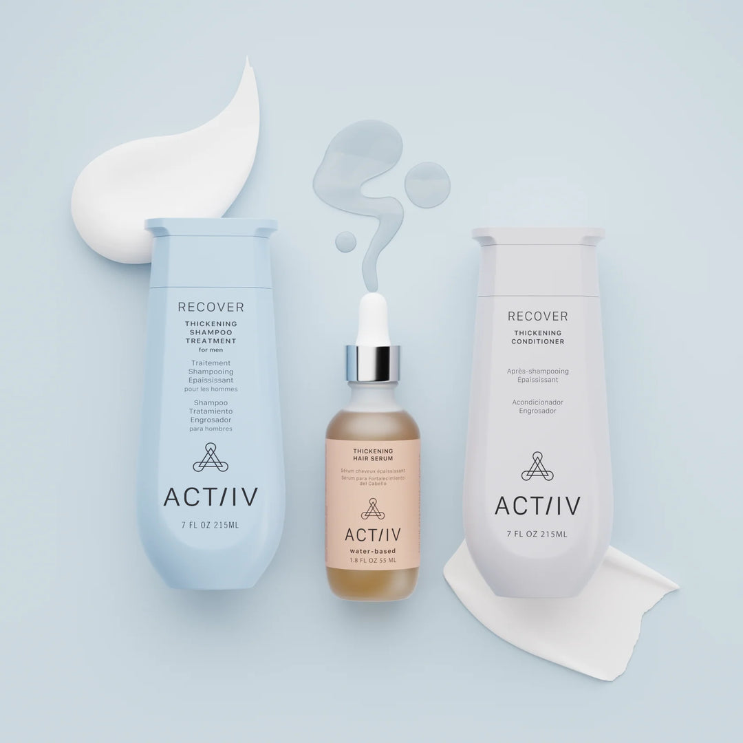 Routine capillaire ACT/IV RECOVER complète avec shampooing bleu, sérum ambré avec pipette et revitalisant gris sur fond bleu pastel avec textures liquides