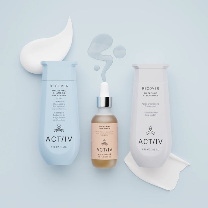 Routine capillaire ACT/IV RECOVER complète avec shampooing bleu, sérum ambré avec pipette et revitalisant gris sur fond bleu pastel avec textures liquides