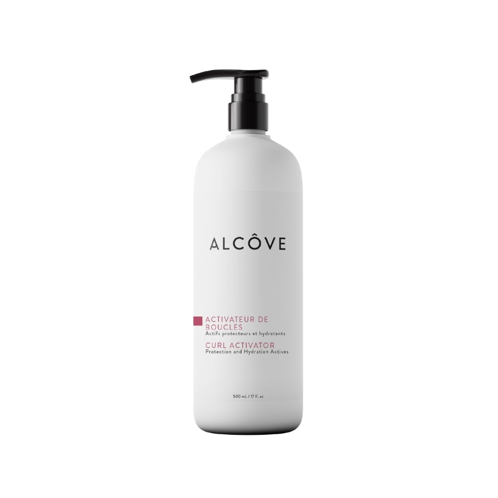 Flacon pompe blanc de 500 ml de l'Activateur de Boucles Alcôve, avec texte noir et rose, pompe noire sur le dessus, design minimaliste sur fond blanc.