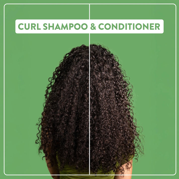 Vue arrière d’une chevelure bouclée avec une séparation verticale montrant l’avant et l’après utilisation du shampooing et revitalisant Alcôve, sur fond vert.