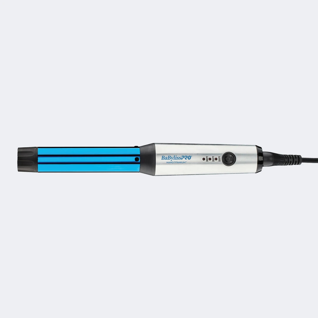 Fer à boucler BaBylissPRO Nano Titanium 1 po avec baril bleu métallique et poignée argent, design compact avec bouton de température, posé sur fond gris clair.
