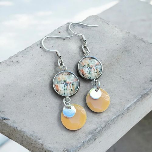 Boucles d'oreilles artisanales en acier inoxydable avec cabochons de verre et sequins émaillés - attaches hypoallergéniques, longueur 6 cm.