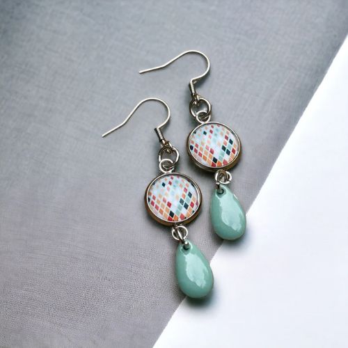 Boucles d'oreilles artisanales en acier inoxydable avec cabochons de verre et sequins émaillés - attaches hypoallergéniques, longueur 6 cm.