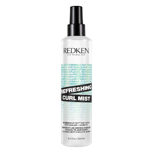 Flacon spray REDKEN Refreshing Curl Mist 250 ml transparent avec pompe noire pour rafraîchir les cheveux bouclés sur fond blanc