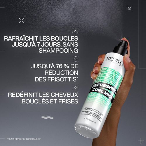Bouteille REDKEN Refreshing Curl Mist avec texte indiquant rafraîchit les boucles jusqu’à 7 jours et réduit les frisottis.