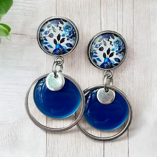 Boucles d'oreilles artisanales en acier inoxydable avec cabochons de verre et pendentifs - attaches hypoallergéniques, longueur 3,5 cm.