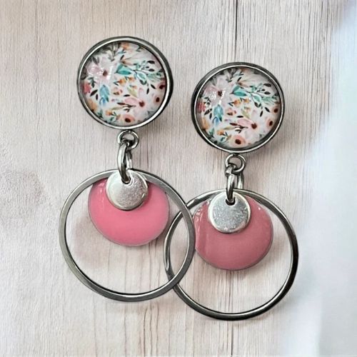 Boucles d'oreilles artisanales en acier inoxydable avec cabochons en verre et pendentifs - attaches hypoallergéniques, longueur 3,5 cm.