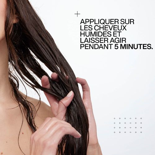 Main tenant des longueurs de cheveux humides avec texte appliquer sur cheveux humides et laisser agir 5 minutes.