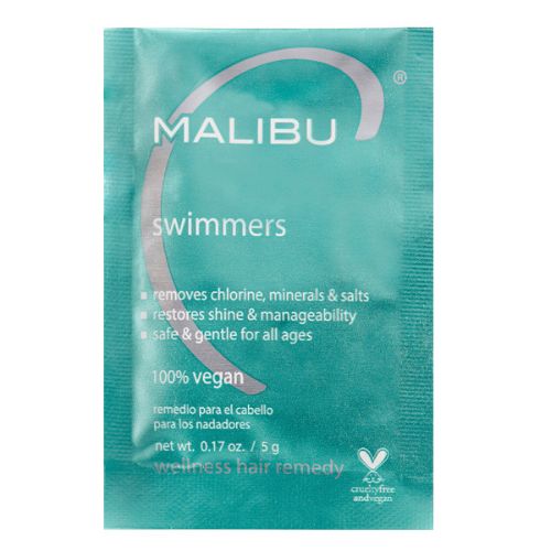 Sachet de cristaux Malibu C Swimmers Wellness – emballage turquoise et blanc posé sur fond blanc. Traitement hebdomadaire anti-chlore et anti-cuivre pour cheveux de nageur. Format mono-dose, végane et sans parfum.
