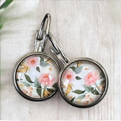 Boucles d'oreilles dormeuses artisanales en acier inoxydable avec cabochons de verre - attaches hypoallergéniques, longueur 2 cm.