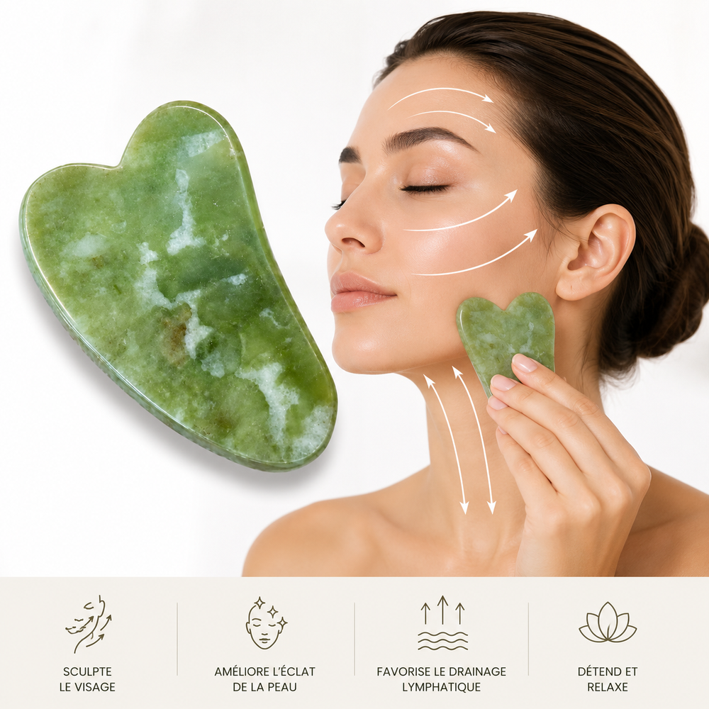 Femme utilisant un Gua Sha facial en jade Xiuyan vert sur sa joue avec indications de mouvements de massage du visage. Outil de soins Eltraderm favorisant le drainage lymphatique, l'éclat de la peau, la définition des contours du visage et la relaxation des tensions faciales.