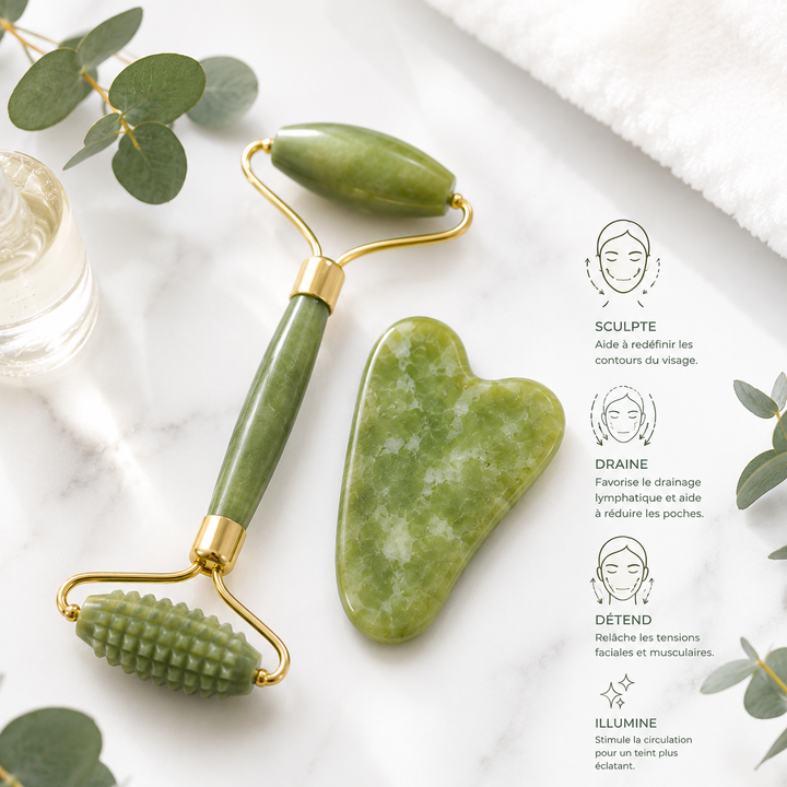 Duo de massage facial Eltraderm comprenant un rouleau de jade Xiuyan vert à double extrémité, dont une texturée, et un Gua Sha en jade poli. Présentés sur une surface marbrée avec serviette blanche, ces accessoires de soins du visage favorisent le drainage lymphatique, détendent les tensions faciales et aident à révéler un teint plus lumineux.