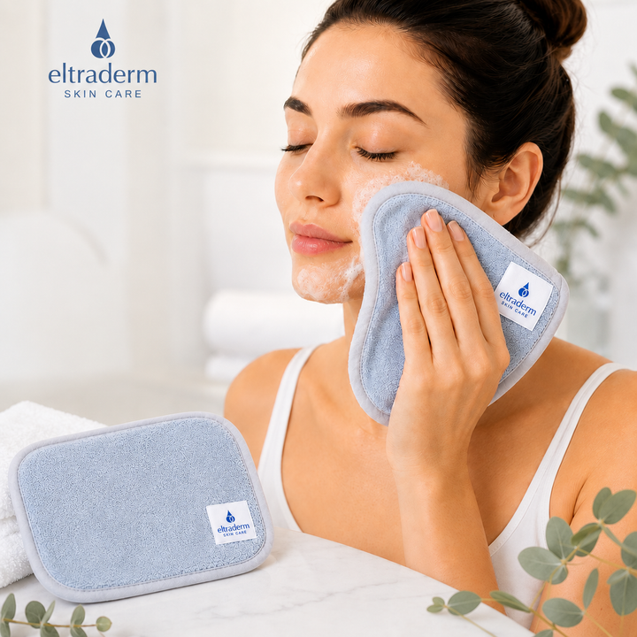 Femme utilisant la serviette nettoyante pour le visage Eltraderm en microfibres gris pâle pour retirer délicatement le maquillage et les impuretés. Serviette réutilisable et lavable, idéale pour un nettoyage doux du visage, même pour les peaux sensibles, dans une routine de soins quotidienne.