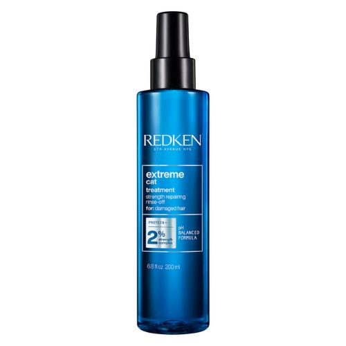 Flacon spray bleu métallique REDKEN Extreme CAT Treatment 200 ml avec pompe noire, soin réparateur protéiné pour cheveux abîmés, fond blanc.
