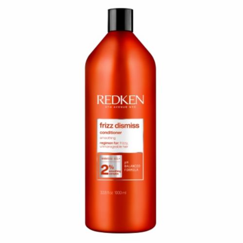 Grande bouteille orange REDKEN Frizz Dismiss après-shampoing lissant 1 litre avec bouchon noir, soin professionnel anti-frisottis pour cheveux épais et rebelles, fond blanc.