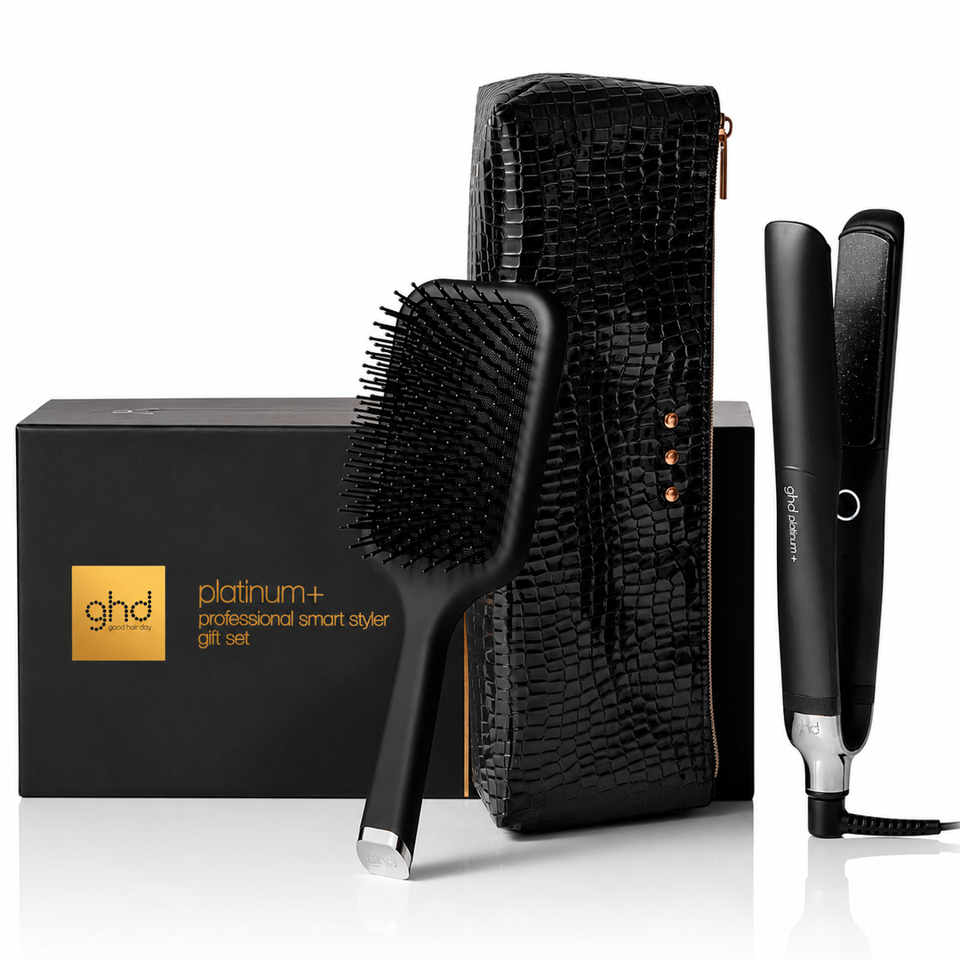 Coffret cadeau GHD Platinum+ avec boîte noire, fer plat intelligent professionnel, brosse paddle GHD et étui de rangement noir effet crocodile, présenté sur fond blanc pour boutique en ligne.