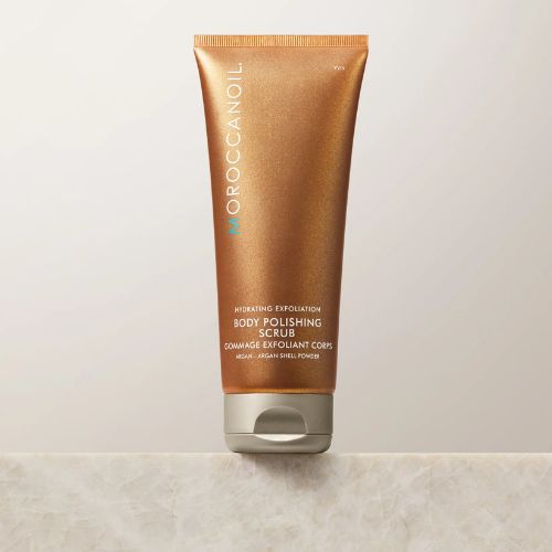 Ce gommage exfoliant de Moroccanoil à base de gel, contient de la poudre de noix d'argan et de la pierre ponce naturelle pour éliminer en douceur toutes les cellules mortes de la surface de la peau