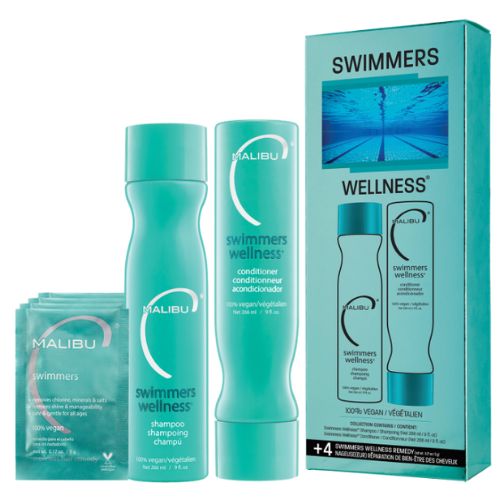 Ensemble Malibu C Nageur – shampoing et revitalisant 266 ml en bouteilles blanches avec étiquettes turquoise et bleues, accompagnés de 4 sachets de traitement posés sur fond blanc. Routine capillaire végane anti-chlore, anti-minéraux et réparatrice pour nageurs