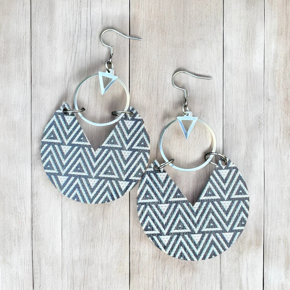Paire de grandes boucles d’oreilles pendantes avec pendentifs en bois imprimé mandala bleu, rouge et doré, anneaux dorés et attaches hypoallergéniques.