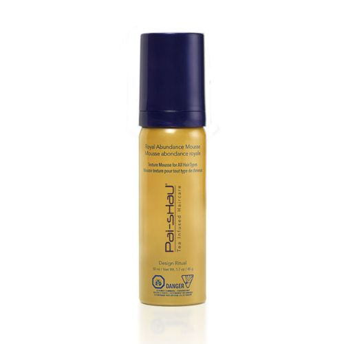 Mousse coiffante Pai-Shau Royal Abundance format voyage 50 ml – flacon doré mat avec bouchon violet foncé, étiquette verticale violette, posé sur fond blanc. Mousse volumisante et nourrissante infusée au thé, idéale pour tous types de cheveux.