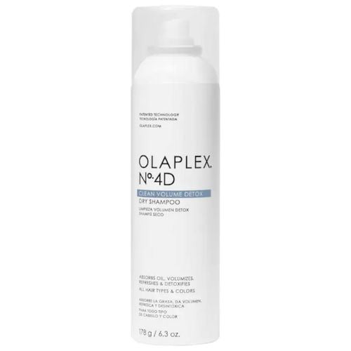 Shampoing sec OLAPLEX No.4D 250 ml – bouteille blanche avec une ecriture noir avec un peu de pleu et fini mat, posée sur fond blanc. Vaporisateur purifiant et léger sans résidus, pour cuir chevelu et cheveux entre deux lavages.