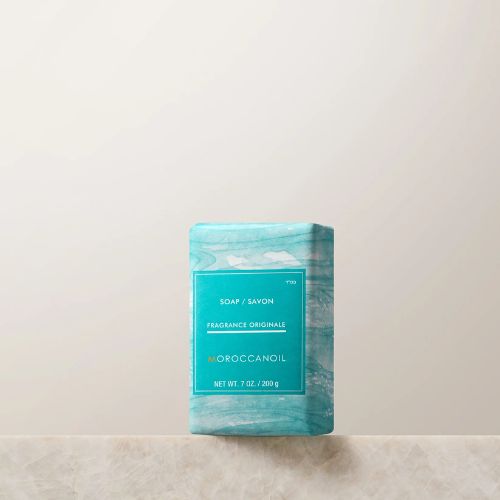 Le savon doux de Moroccanoil combine de l'huile d'argan riche en antioxydants, de l'extrait de feuille d'aloès et du beurre de karité pour hydrater votre corps tout en nettoyant avec douceur.