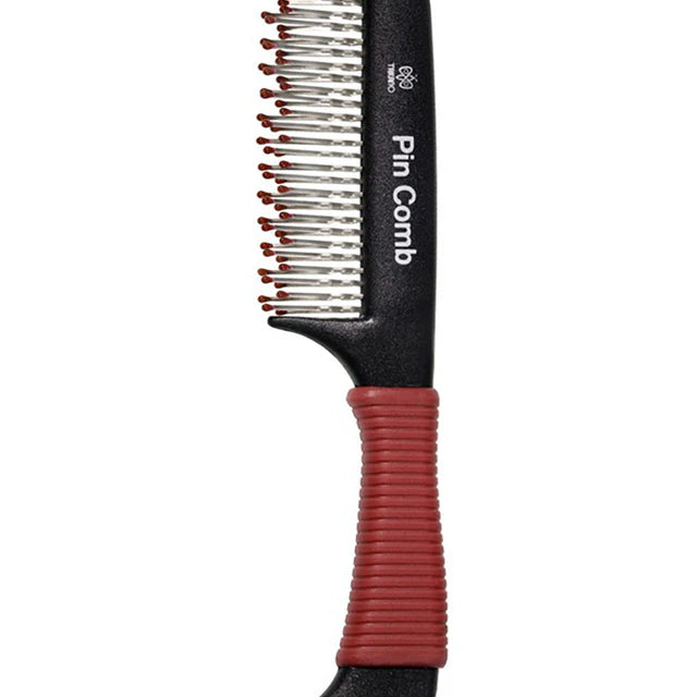 Peigne à crêper professionnel noir avec dents en acier inoxydable et embouts rouges en résine antistatique, manche ergonomique rouge antidérapant, présenté sur fond blanc.