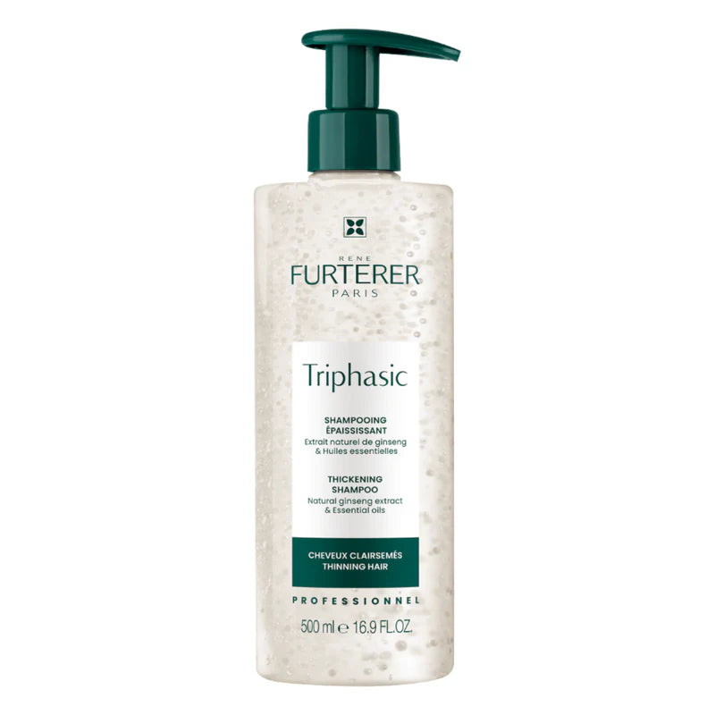 Shampoing épaississant René Furterer Triphasic en flacon pompe transparent de 500 ml, avec biosphères visibles dans la formule, pompe vert foncé et étiquette blanche, présenté sur fond gris clair minimaliste.