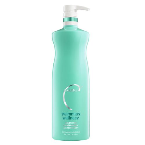 grande bouteille turquoise avec ecriture blanche , fini mat, posée sur fond blanc. Soin capillaire hydratant et réparateur après la piscine, idéal pour cheveux exposés au chlore, végane, sans parfum ni parabènes.