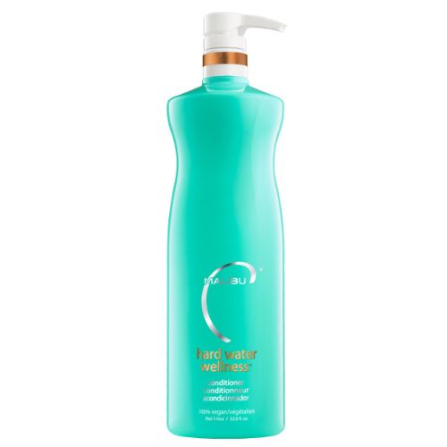 Revitalisant Malibu C Eau Calcaire 1L – grande bouteille blanche avec étiquette turquoise , fini mat, posée sur fond blanc. Soin capillaire hydratant et réparateur pour cheveux abîmés par l’eau calcaire. Formule végane, sans sulfates, idéale pour usage fréquent ou professionnel.