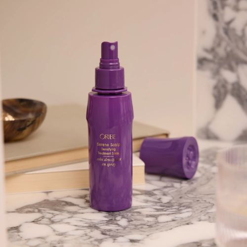 Flacon de soin épaississant en spray pour cheveux clairsemés, offrant volume, densité et protection antioxydante.