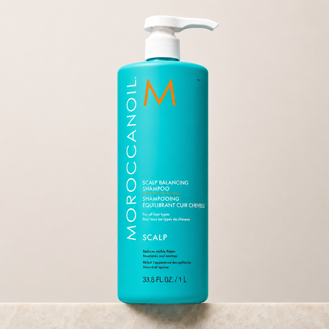 Shampooing équilibrant cuir chevelu Moroccanoil Scalp Balancing Shampoo 1 litre avec pompe blanche, bouteille turquoise sur fond beige.