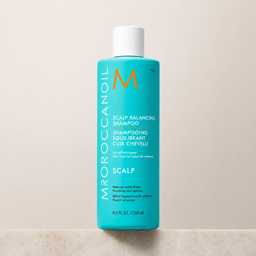 Shampooing équilibrant cuir chevelu Moroccanoil Scalp Balancing Shampoo 250 ml, bouteille turquoise avec bouchon blanc, photo produit professionnelle sur fond beige.