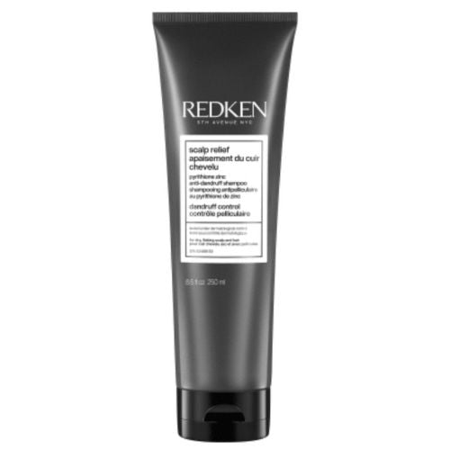 Tube gris foncé REDKEN Scalp Relief shampoing anti-pelliculaire 250 ml avec étiquette blanche, soin pour cuir chevelu sec avec pellicules, fond blanc.
