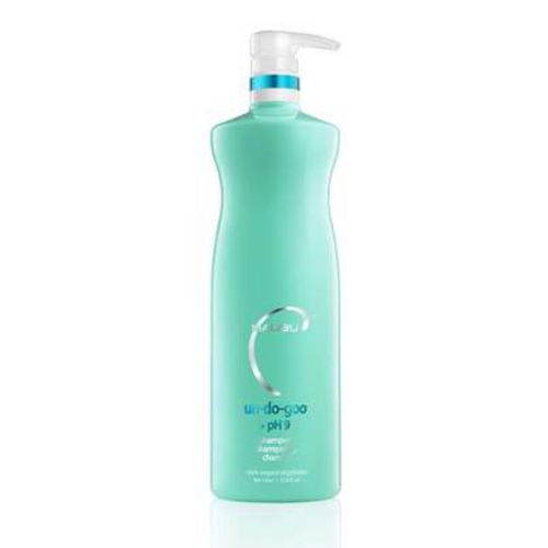 Bouteille d’un litre du shampoing clarifiant Malibu C pH9, idéal pour éliminer les accumulations de produits coiffants et préparer les cheveux aux services chimiques.