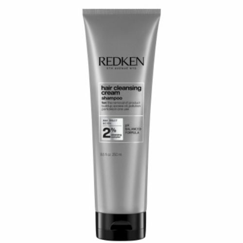 Tube REDKEN Hair Cleansing Cream shampoing clarifiant 250 ml gris avec bouchon noir pour éliminer les résidus sur fond blanc.
