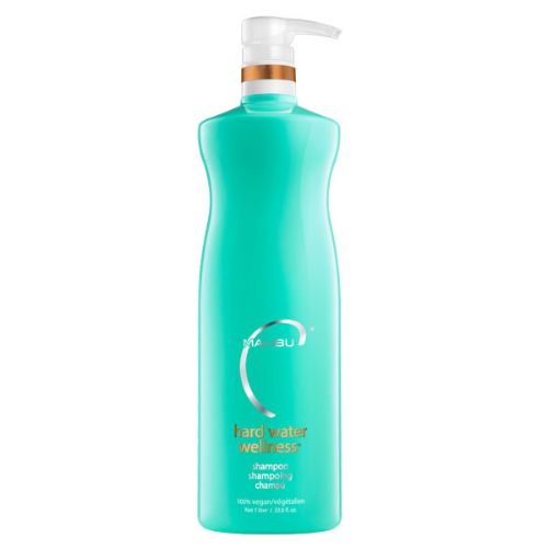 Shampoing Malibu C Eau Calcaire 1L – grande bouteille blanche avec étiquette turquoise et  fini mat, posée sur fond blanc. Nettoyant capillaire végane pour cheveux exposés à l’eau calcaire. Formule douce sans sulfates, idéale pour usage fréquent ou professionnel.