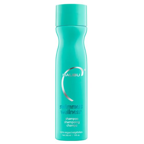 bouteille blanche avec étiquette turquoise et bleue, fini mat, posée sur fond blanc. Nettoyant doux pour cheveux exposés au chlore et à l’eau salée, végane et sans thiosulfate.