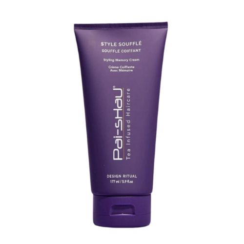 Tube violet foncé de 177 ml du Soufflé Coiffant Pai-Shau, crème coiffante à mémoire de forme. Soin stylisant nourrissant pour cheveux souples, brillants et sans frisottis, sur fond blanc.